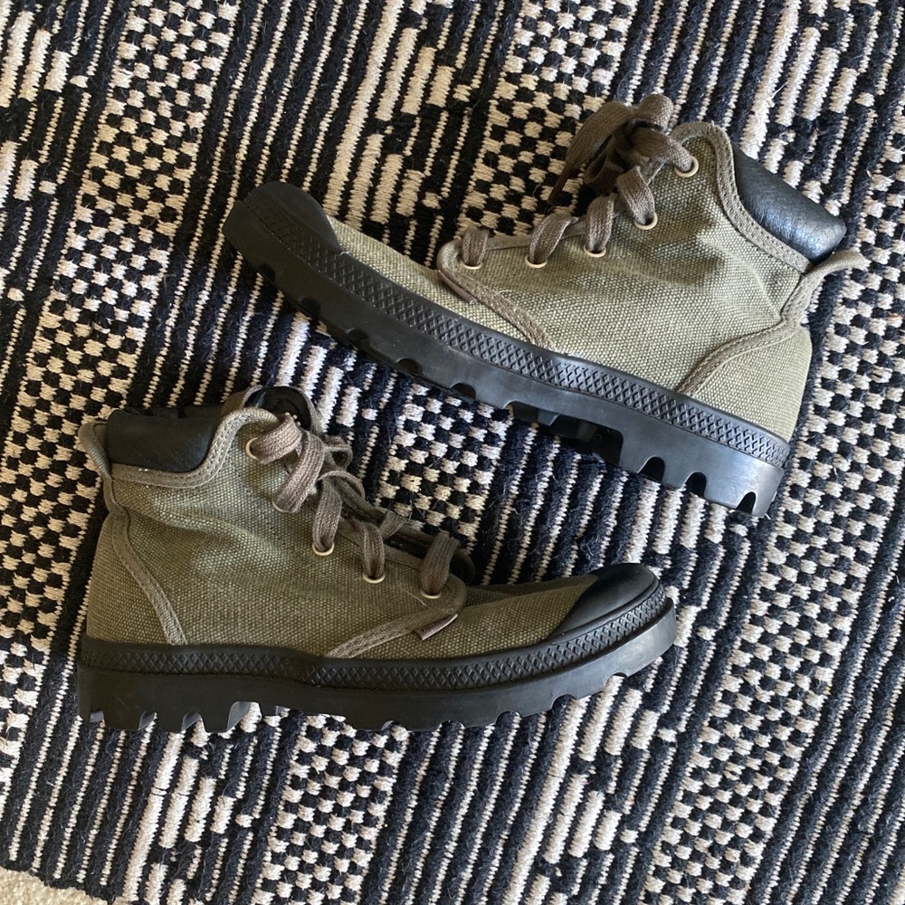 Womens palladium low cuff boots! 7